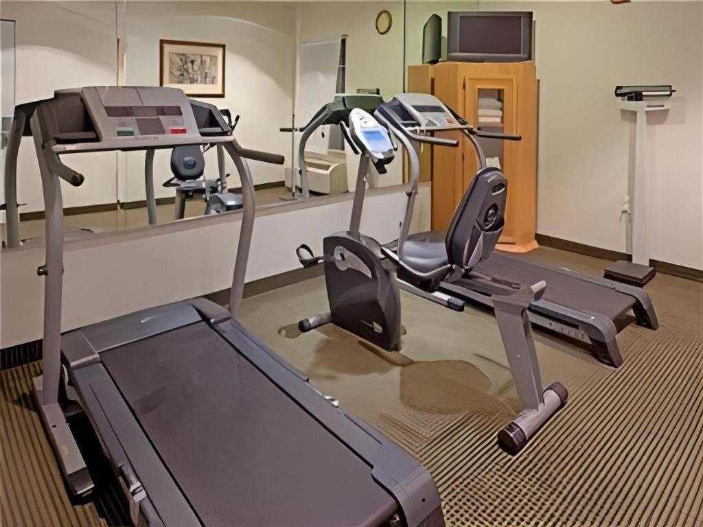 Holiday Inn Express Hotel & Suites Columbus By Ihg Ngoại thất bức ảnh